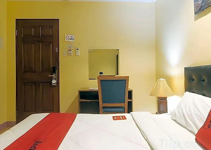 Отель Reddoorz @ Comfy Ermita Манила