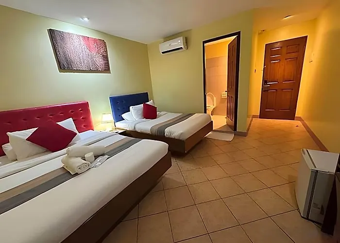 Отель Reddoorz @ Comfy Ermita 2*